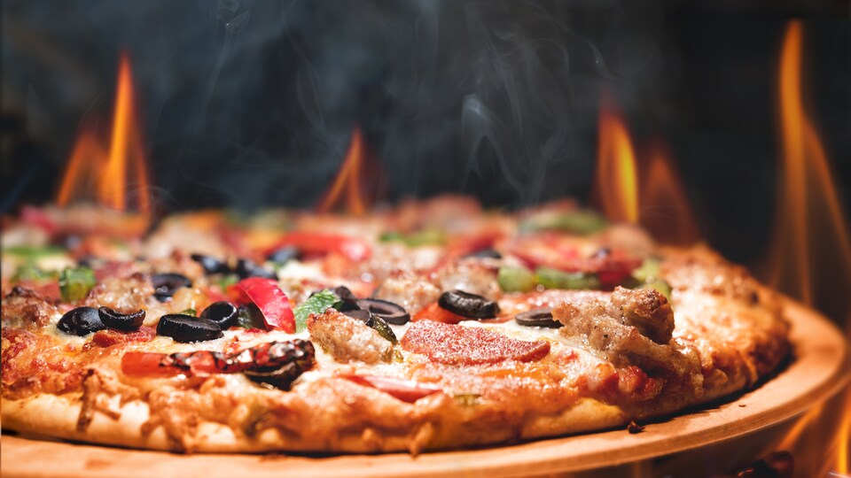 Selon la critique Lesley Chesterman, les Italiens plient la pizza au lieu de la couper.