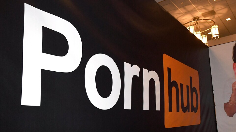 Bannière du site Pornhub et photo d'une actrice de cinéma pornographique.