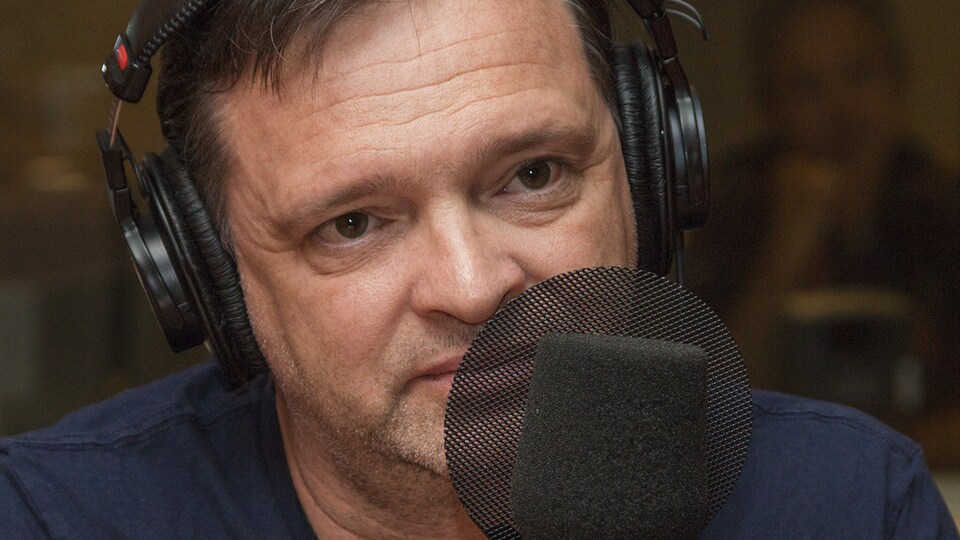 Serge Postigo au micro de Stéphan Bureau.