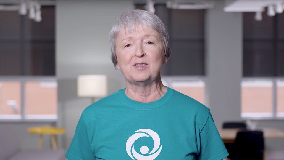 Une femme s'adresse à la caméra dans cette image tirée d'une nouvelle publicité télévisée du parti Québec solidaire.
