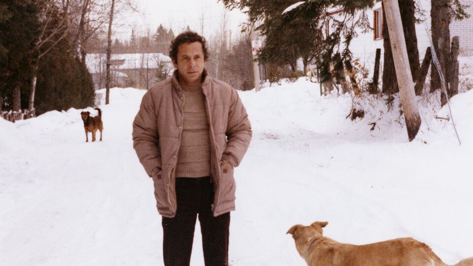 Réjean Ducharme promène ses chiens.