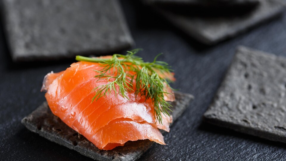 Des canapés au saumon fumé.