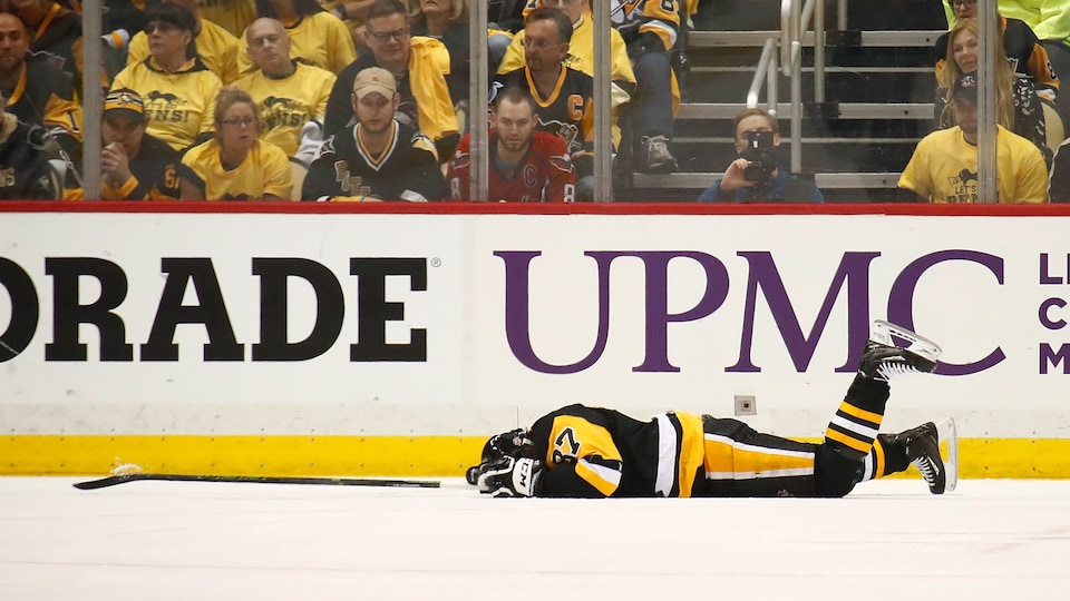 L'attaquant des Penguins de Pittsburgh, Sidney Crosby, après avoir reçu un coup d'un défenseur des Capitals de Washington lors du match du 1er mai 2017, ce qui lui a causé une commotion cérébrale.