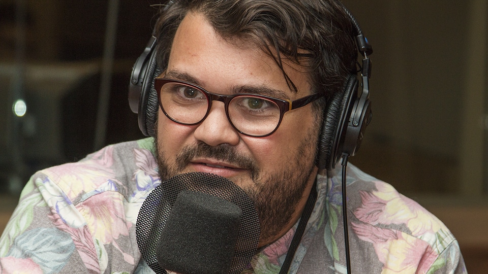 Adis Simidzija au micro de Stéphan Bureau.