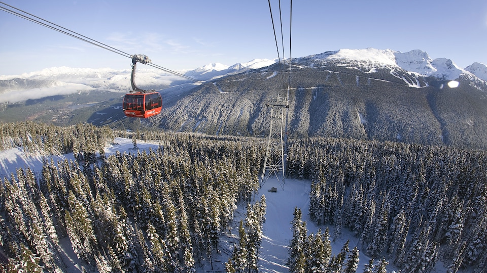 Une cabine de téléphérique au-dessus des montagnes à Whistler, en Colombie-Britannique.