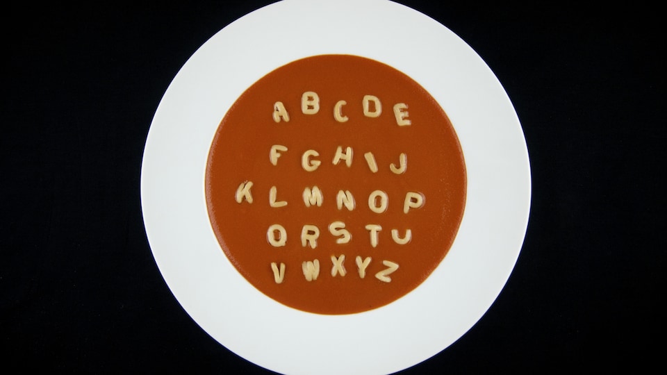 Un bol de soupe alphabet, avec les lettres en ordre, vu de dessus