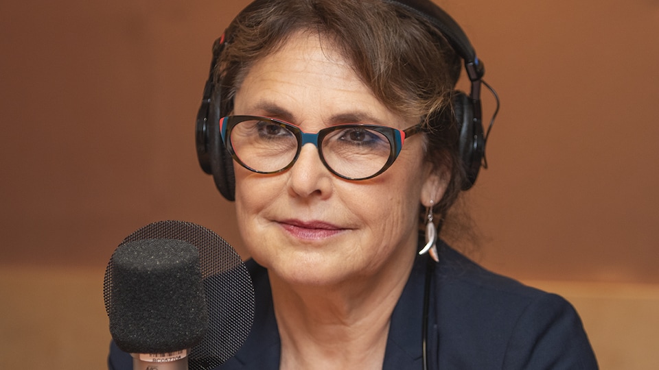 Alexandra Szacka au micro de Stéphan Bureau.