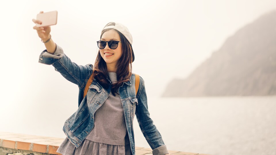 Une adolescente munie de son téléphone intelligent