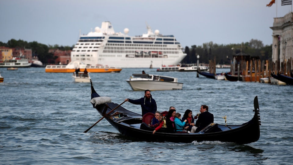 Un navire de croisière mouille dans les eaux de Venise. De plus en plus de bateaux, bondés de touristes, accostent dans la mythique ville italienne.