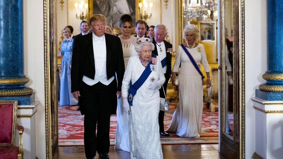 Le président américain Donald Trump marche aux côtés de la reine Élisabeth II au palais de Buckingham, à Londres.