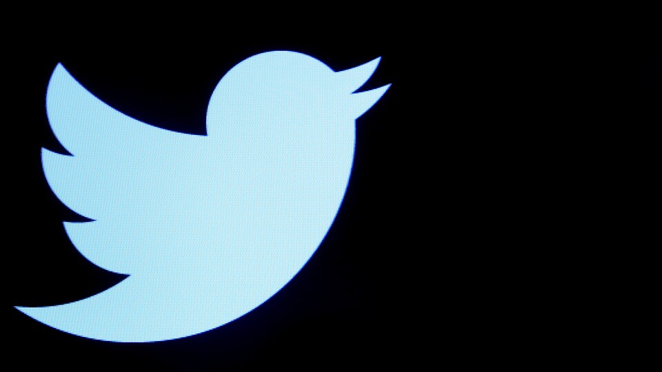 Le logo du réseau social Twitter photographié à partir d'un écran.