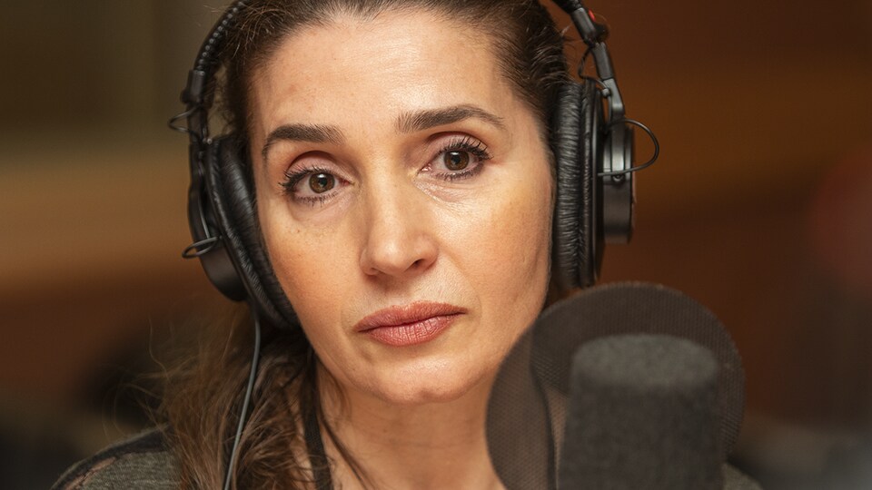 Nadia Zouaoui au micro d'Isabelle Craig.