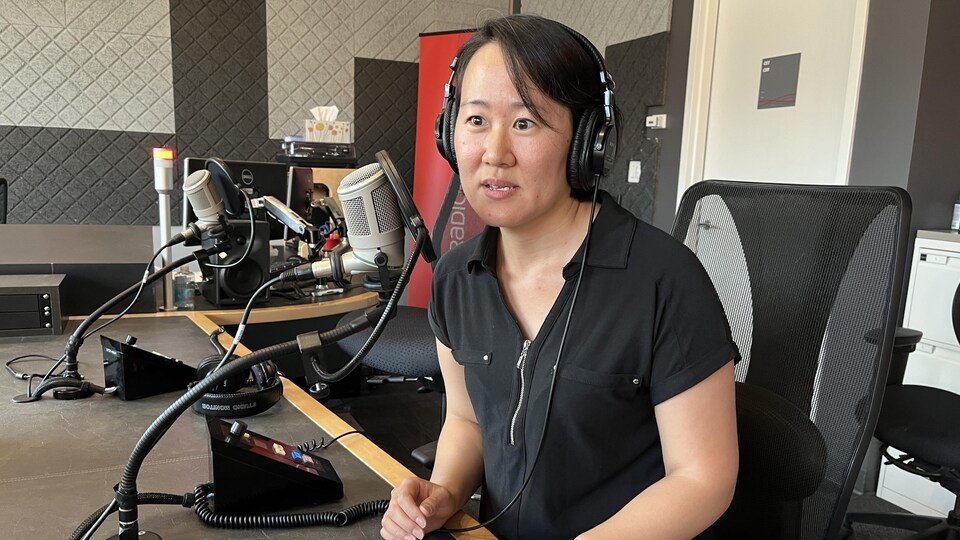 Mai LaPlante est assise devant un micro du studio 1 dans les bureaux de Radio-Canada sur la rue Elm à Sudbury.