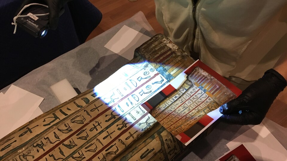 Les techniciens vérifient l'état des momies jusque dans les moindres détails, à leur arrivée au musée, à l'aide de centaines de photos prises avant le voyage.
