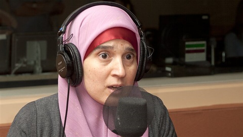 femme couverte dans un studio de radio