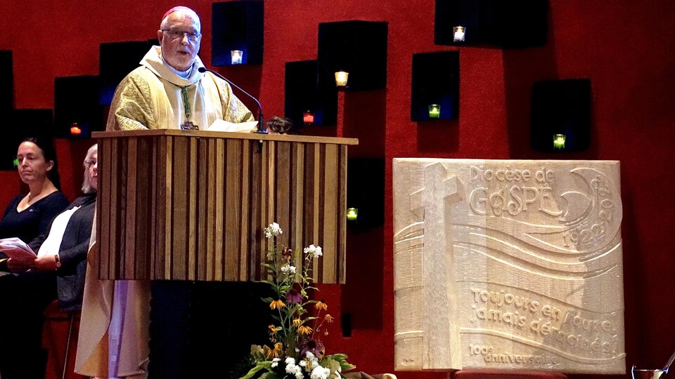 Mgr Gaétan Proulx s'adressant aux fidèles.