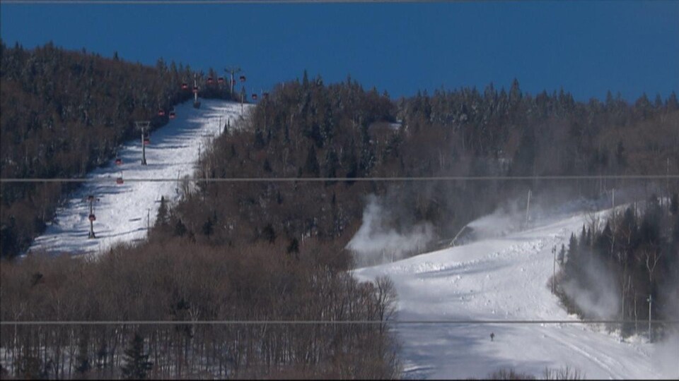 Des pentes de ski avec de la neige.
