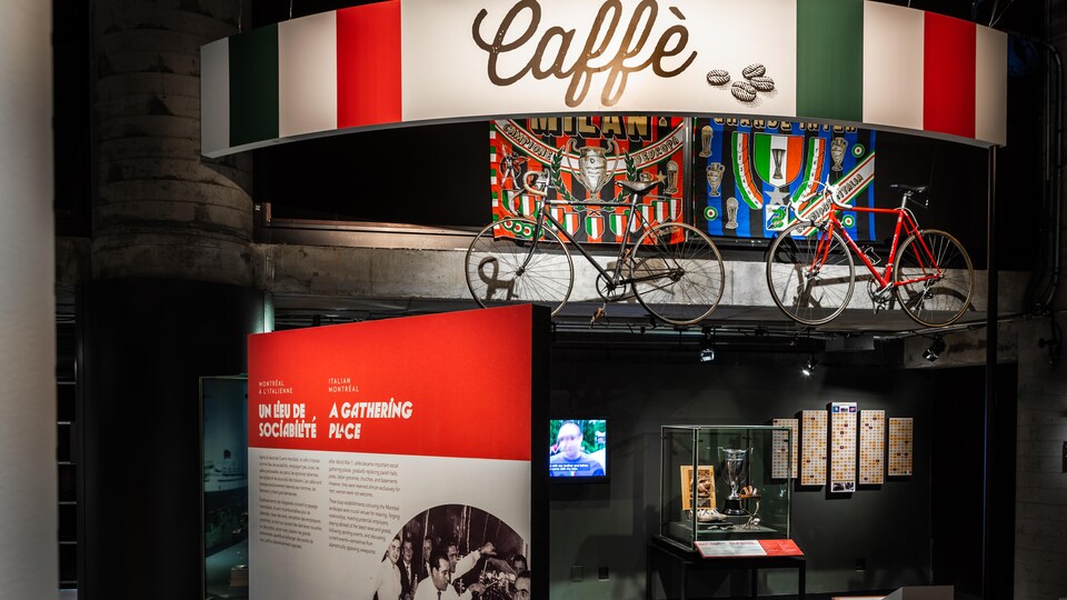 Un aperçu des objets et des affiches de l'exposition, dont deux vélos et des trophées.