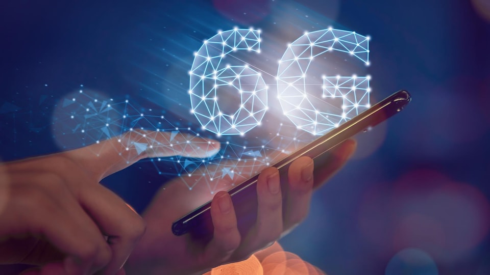 Une personne tient un téléphone cellulaire.