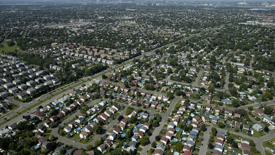 Les banlieues s'étalent de plus en plus, comme le montre cette photo aérienne de Montréal et ses environs.