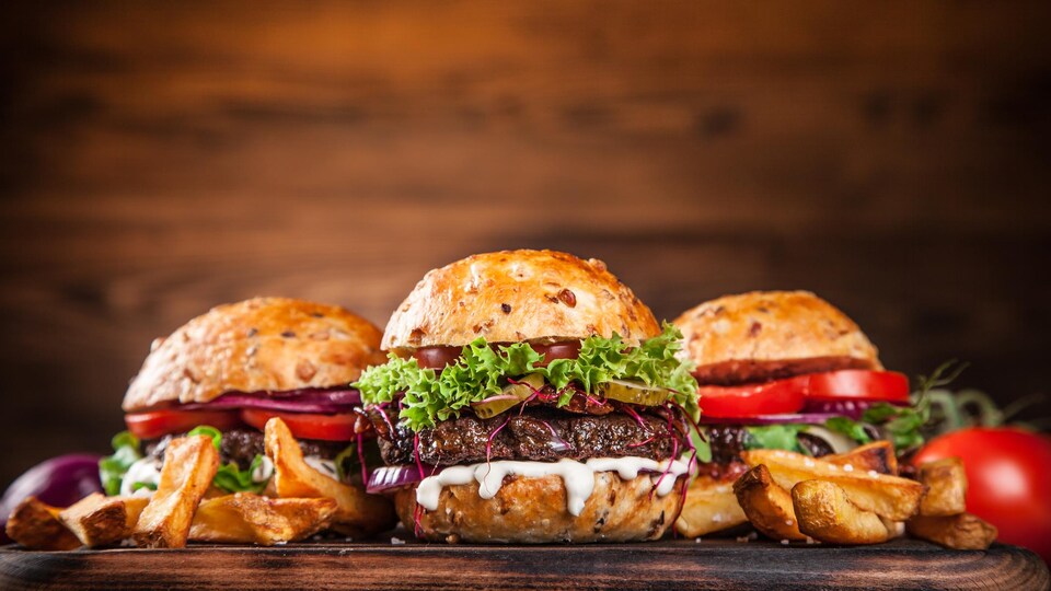 Des hamburgers. 