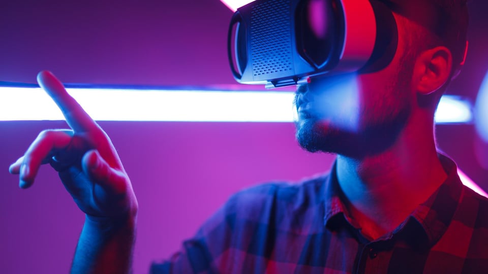 Un homme utilise un casque de réalité virtuelle.
