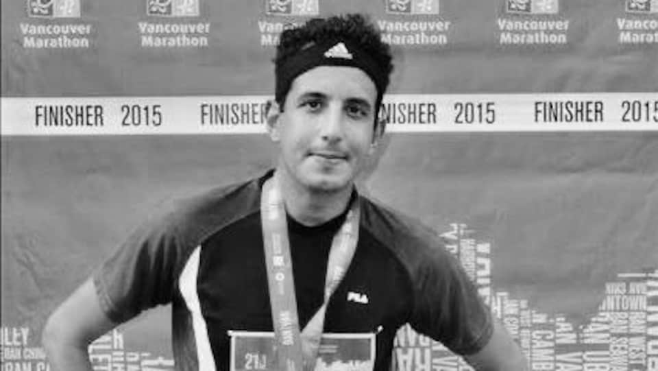 Moulay Hicham Mouatadid à la ligne d'arrivée du marathon de Vancouver en 2015.