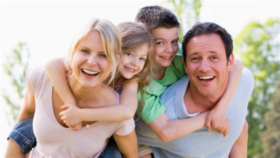 Une famille heureuse.