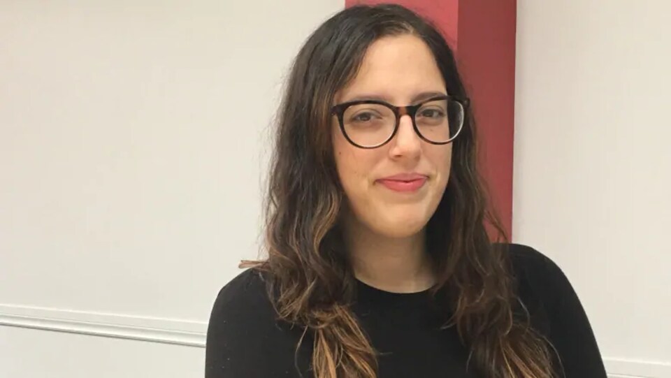 Une personne avec des lunettes.