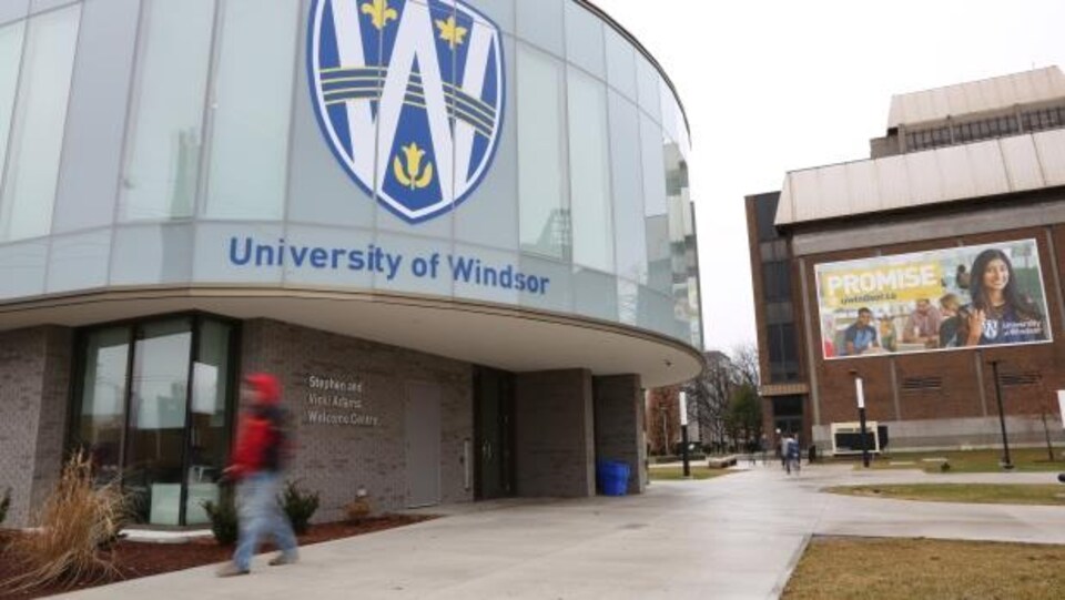 Façade de l'édifice d'accueil de l'Université de Windsor.