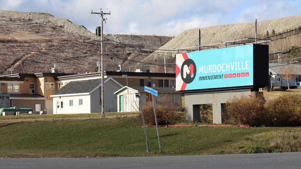 L'affiche du nouveau slogan de la ville : Murdochville intensément.