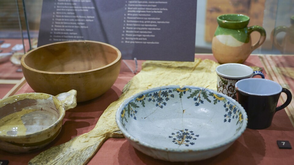 Une vitrine contenant de la porcelaine.