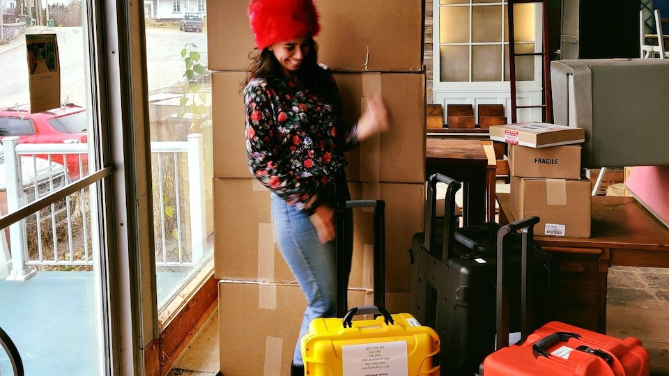 Sarah Bélanger-Martel, co-directrice générale du Musée ambulant. se préparant pour partir sur le Bella-Desgagnés, avec des caisses et boîtes pour l'exposition du Musée ambulant. 