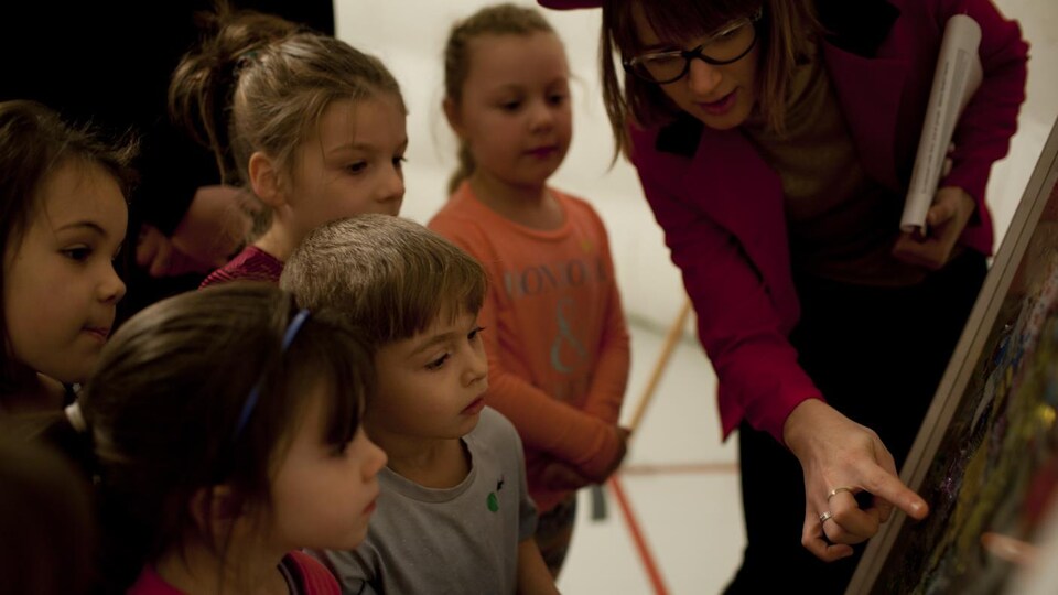 Des enfants observent une oeuvre du Musée ambulant