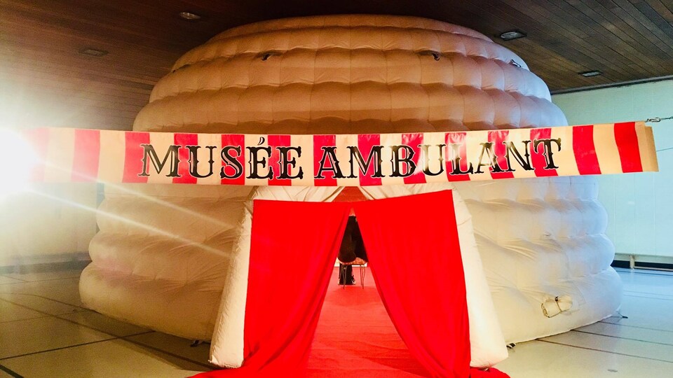 Un tente gonflée avec l'inscription Musée ambulant