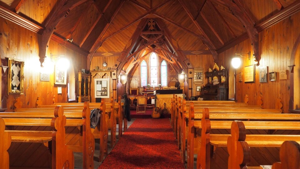 Une chapelle toute en bois.