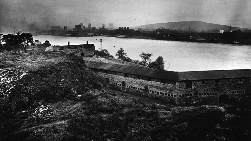 Une image d'archive en noir et blanc montrait un fort à côté d'un plan d'eau le séparant de l'île de Montréal.