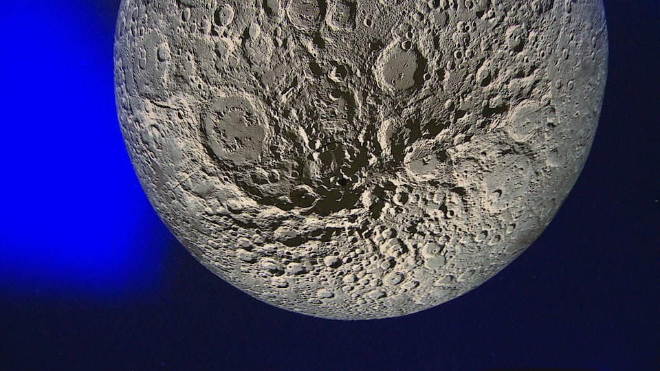 L'installation Museum of the Moon. Il s'agit d'une lune gonflable géante.