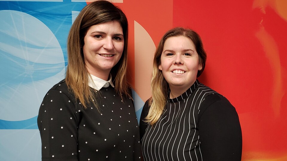 Mylène Blackburn et Rébecca Bouchard face à la caméra