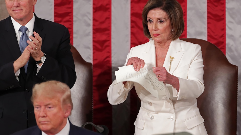 Nancy Pelosi déchire les pages sur lesquelles est imprimé le discours de Donald Trump.