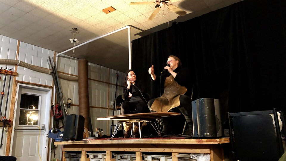 Natasha Kanapé-Fontaine et Johanne Roussy , animant une conversation poétique à l'Atlier de la 8e Île à Moisie, Sept-Îles.