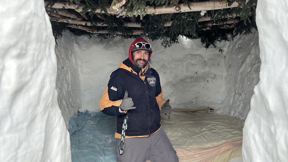 Nathan Boily-Brisson dans un abri de neige. 