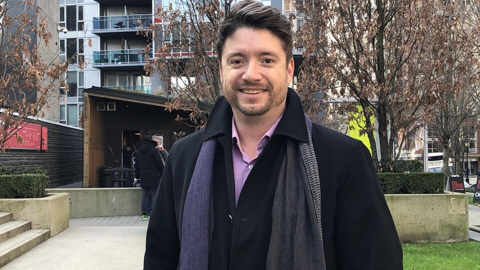 Un homme devant l'édifice de Radio-Canada à Vancouver.
