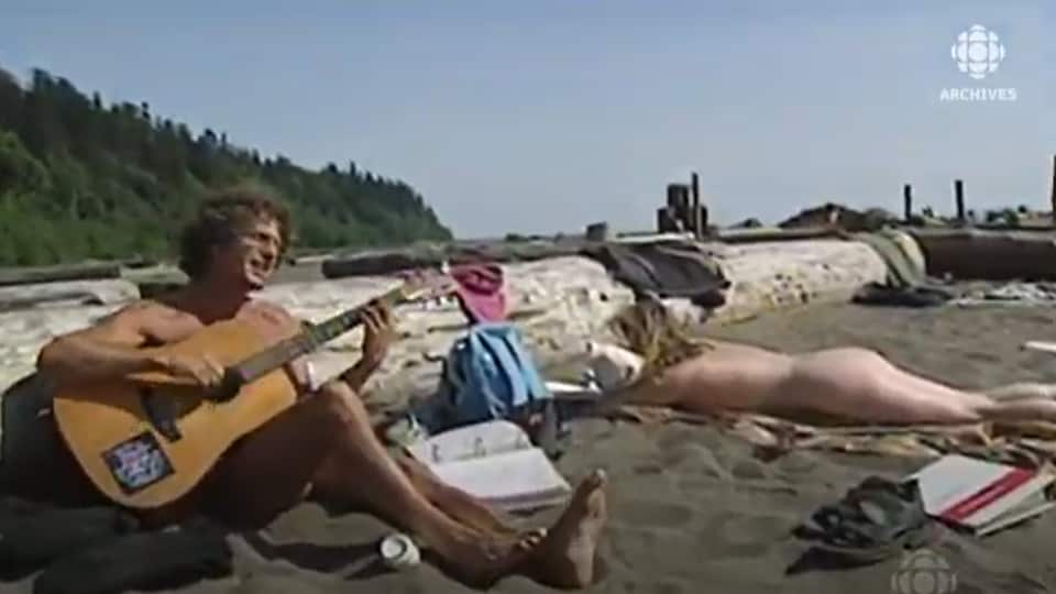 Un musicien et une adepte du naturisme profitent de la plage Wreck en Colombie-Britannique. 