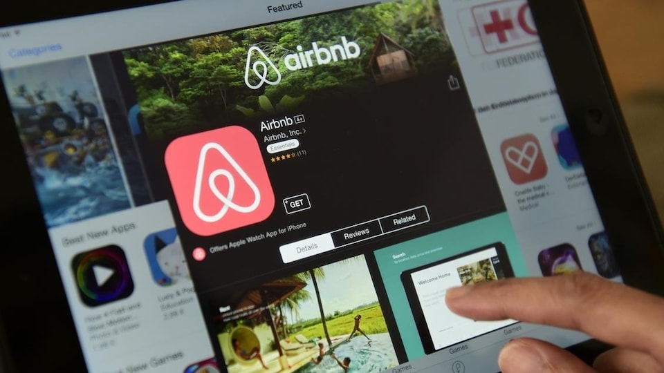 Un aperçu de l'application Airbnb sur une tablette où on voit le logo et une photo de piscine.