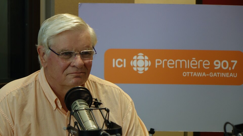 Le porte-parole de Médecins pour un Canada sans fumée, Neil Collishaw, devant un microphone.