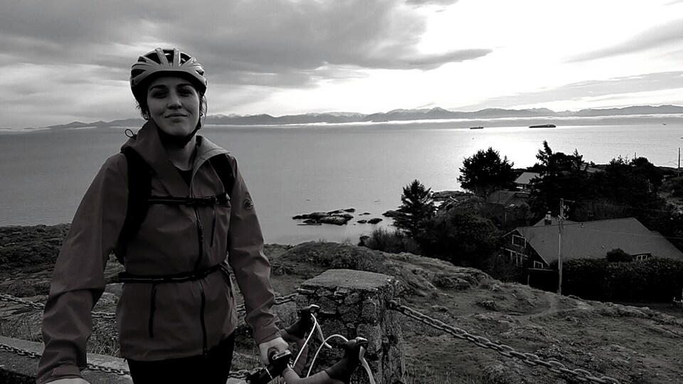 Adélaide Jammes, à côté de son vélo, sur la côte Pacifique.