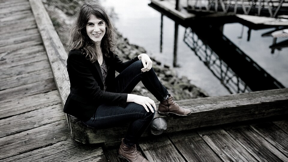 Portrait d'Anaïs Pellin près d'un embarcadère.