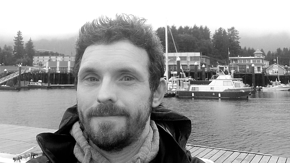 Autoportrait de Jérémie Diesel devant une marina.