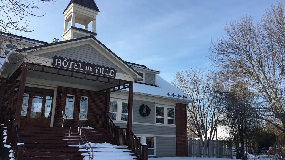 L'hôtel de ville de New Richmond en hiver.